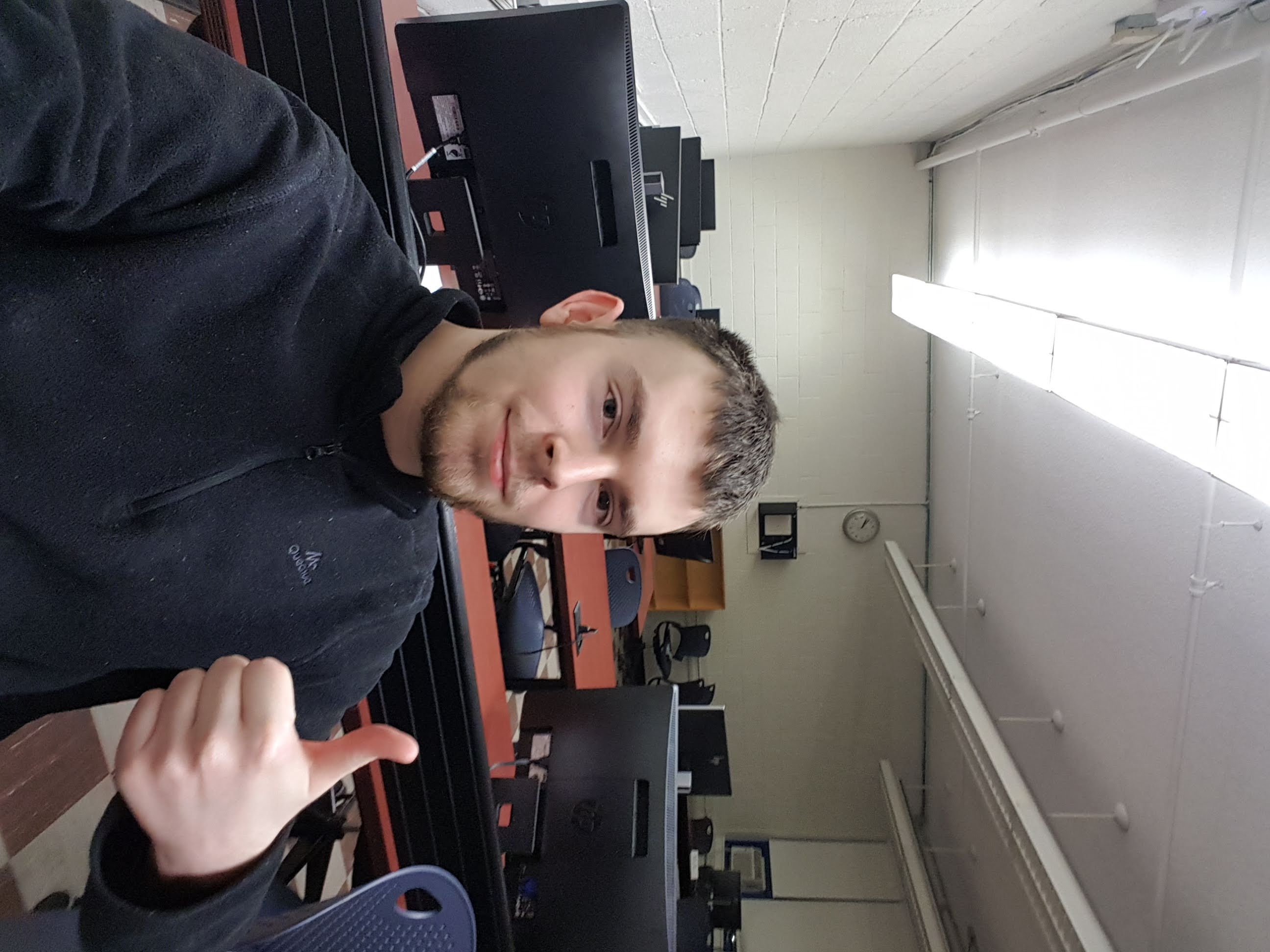 Kevin, fundador de Kevinwa Studio, en su espacio de trabajo